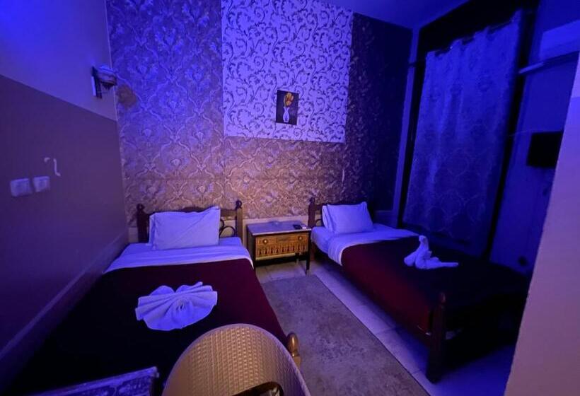 اتاق استاندارد, One Season Hostel