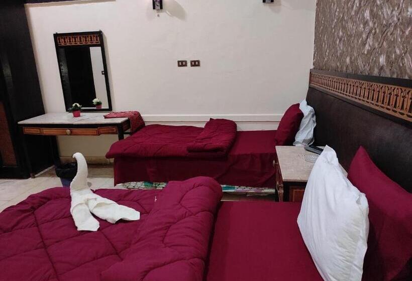 اتاق استاندارد, One Season Hostel