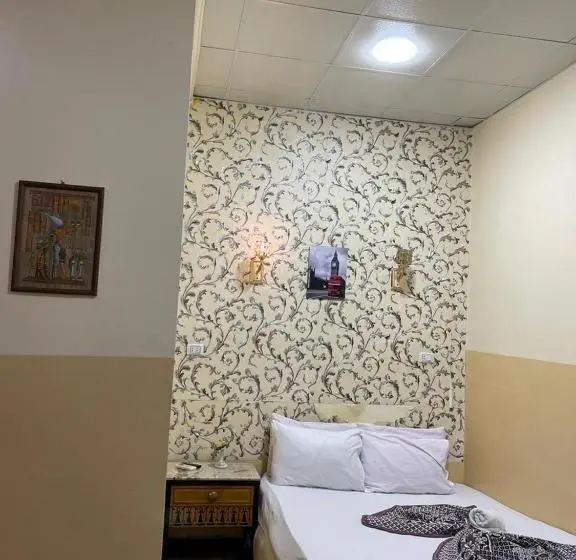 اتاق استاندارد یک نفره, One Season Hostel