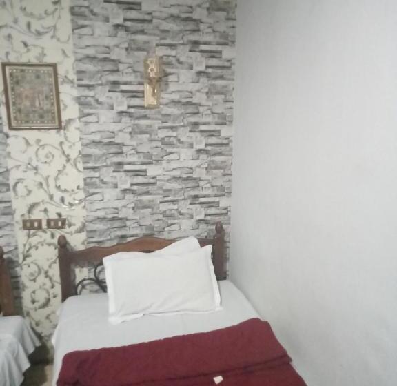 اتاق استاندارد یک نفره, One Season Hostel