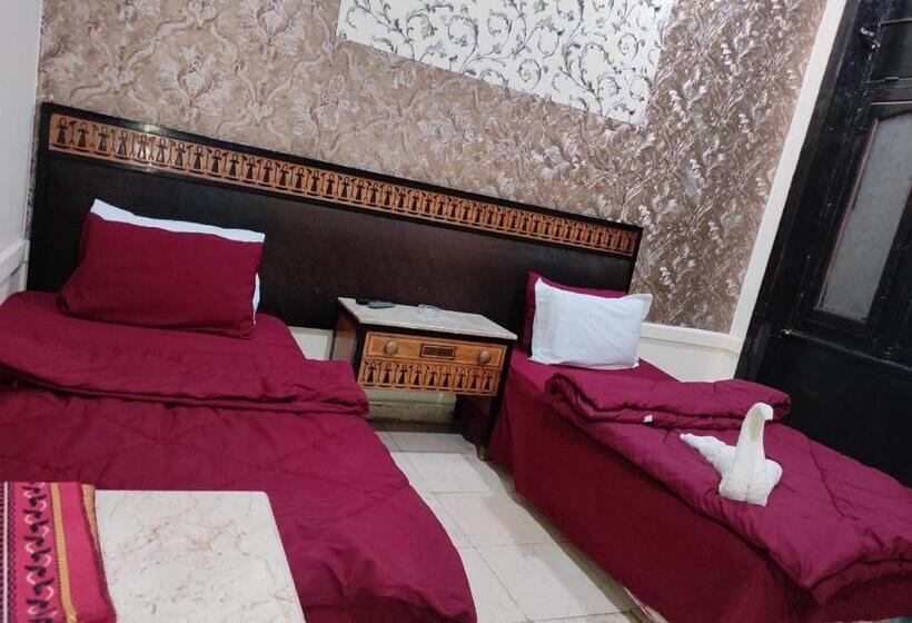 اتاق استاندارد یک نفره, One Season Hostel