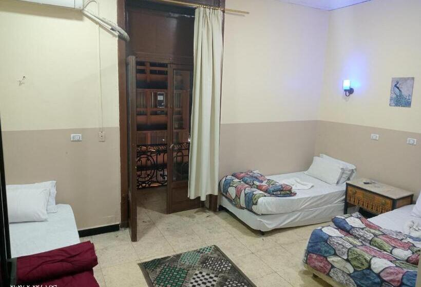 اتاق استاندارد سه نفره, One Season Hostel