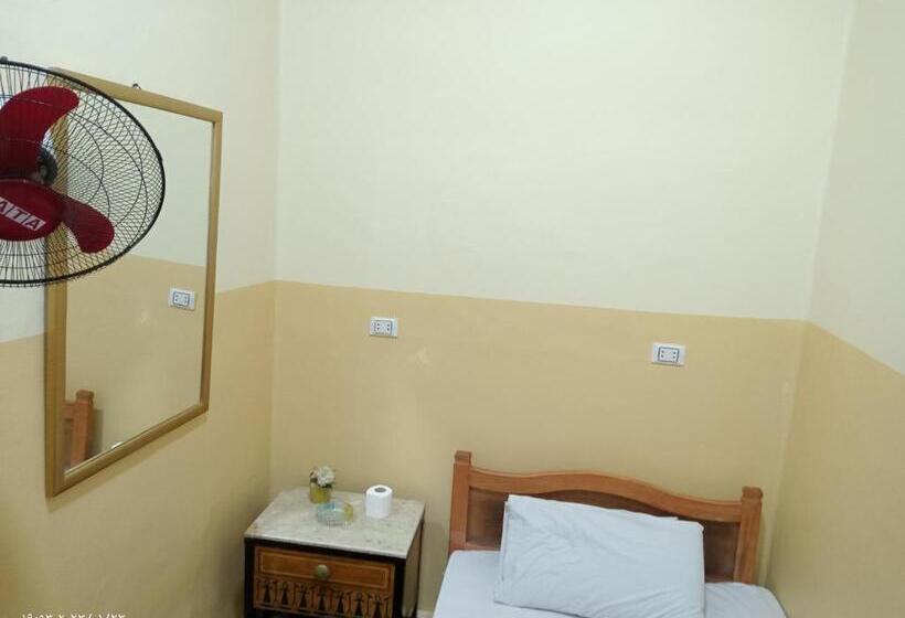 اتاق استاندارد یک تخته با سرویس بهداشتی مشترک, One Season Hostel