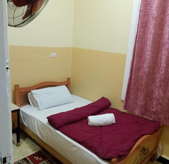 اتاق استاندارد یک تخته با سرویس بهداشتی مشترک, One Season Hostel