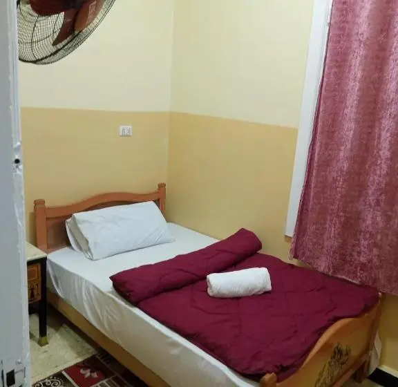 اتاق استاندارد یک تخته با سرویس بهداشتی مشترک, One Season Hostel