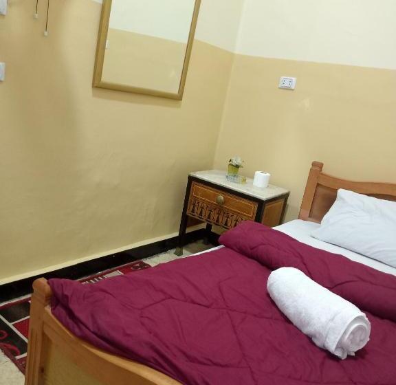 اتاق استاندارد یک تخته با سرویس بهداشتی مشترک, One Season Hostel
