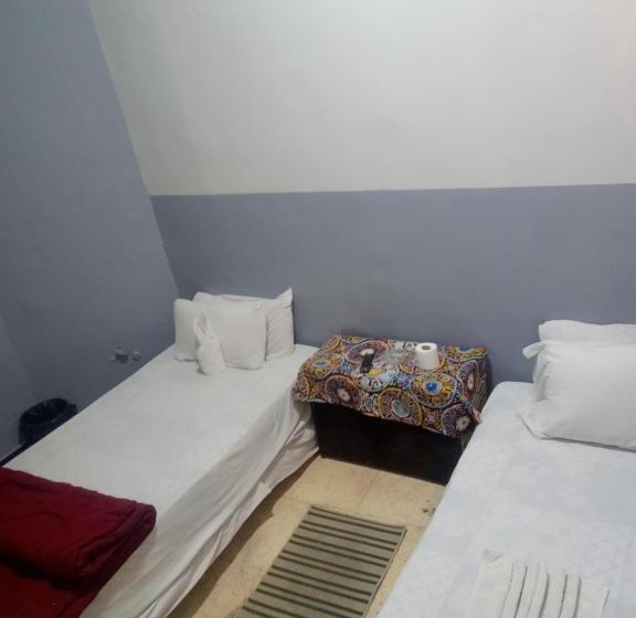 اتاق استاندارد با سرویس بهداشتی مشترک, One Season Hostel