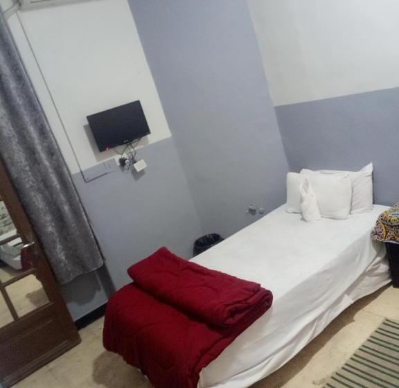 اتاق استاندارد با سرویس بهداشتی مشترک, One Season Hostel