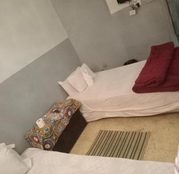 اتاق استاندارد با سرویس بهداشتی مشترک, One Season Hostel