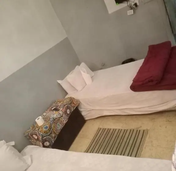 اتاق استاندارد با سرویس بهداشتی مشترک, One Season Hostel