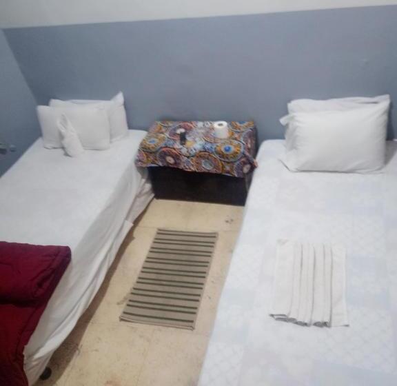 اتاق استاندارد با سرویس بهداشتی مشترک, One Season Hostel