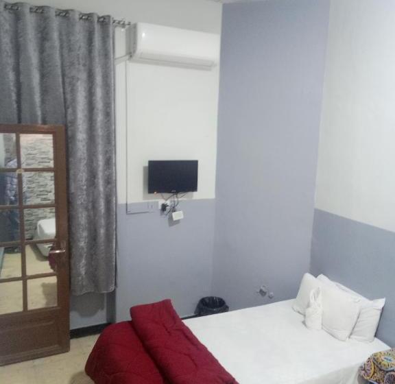 اتاق استاندارد با سرویس بهداشتی مشترک, One Season Hostel