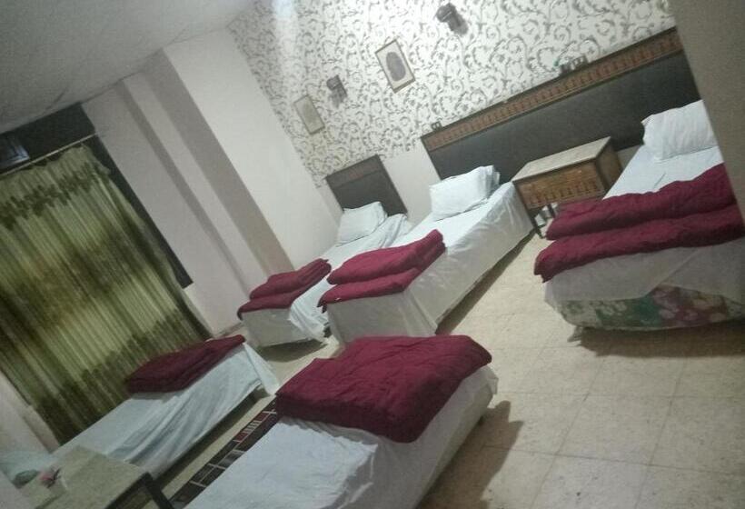 اتاق لوکس خانوادگی, One Season Hostel