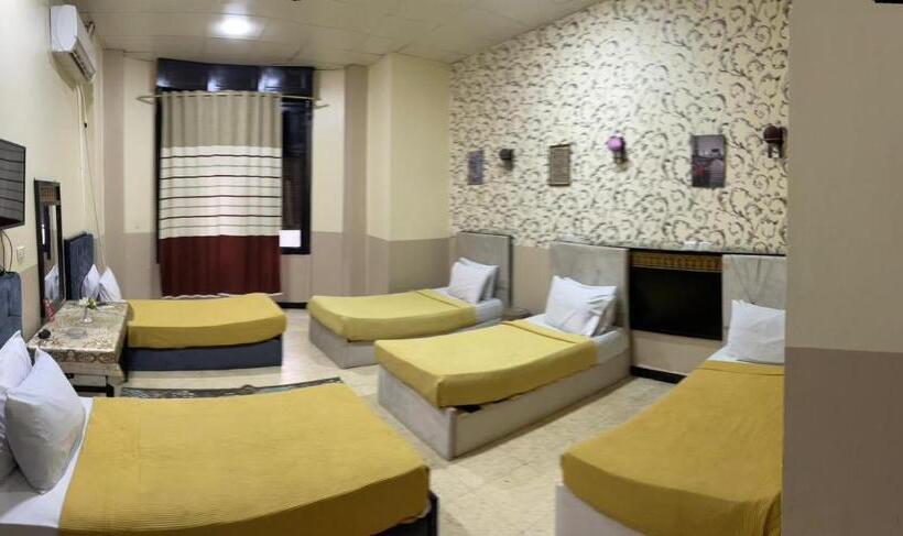 اتاق لوکس خانوادگی, One Season Hostel