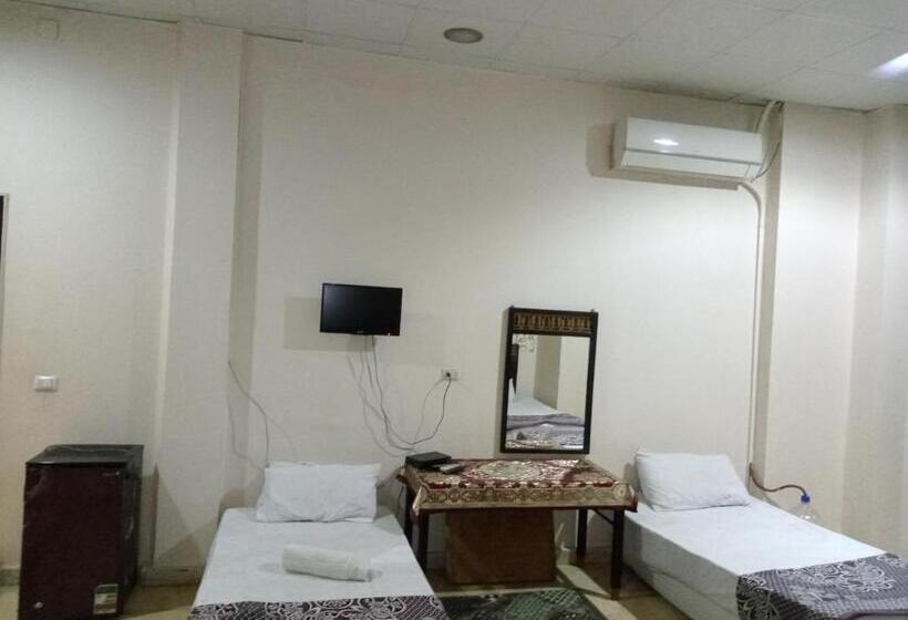 اتاق لوکس خانوادگی, One Season Hostel