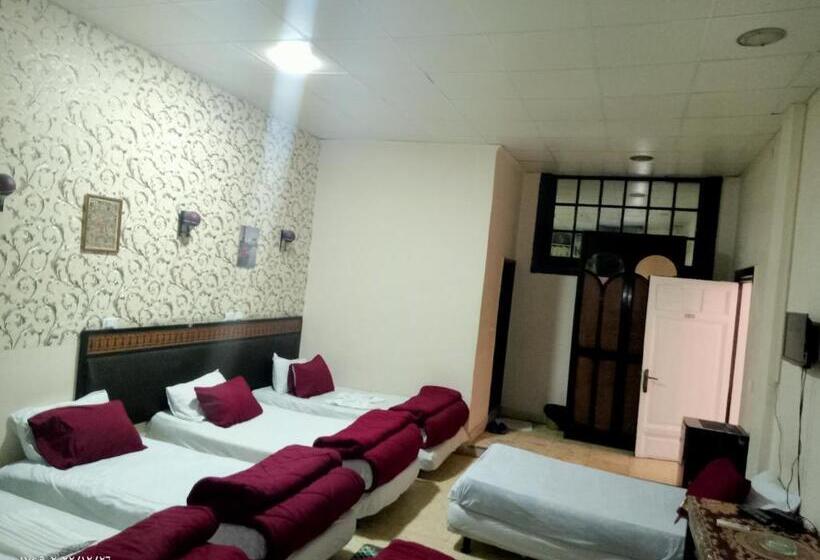 اتاق لوکس خانوادگی, One Season Hostel