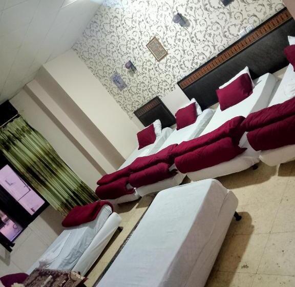 اتاق لوکس خانوادگی, One Season Hostel