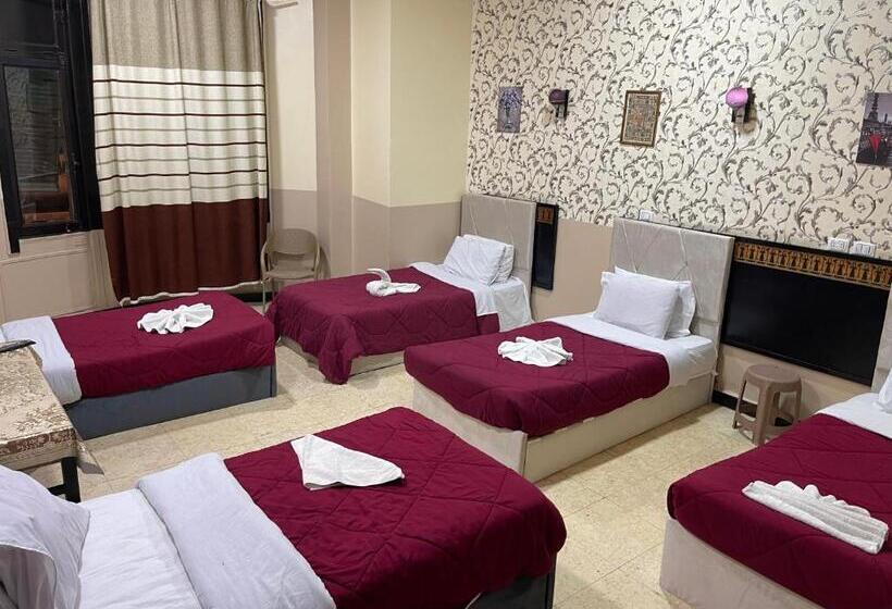 اتاق لوکس خانوادگی, One Season Hostel