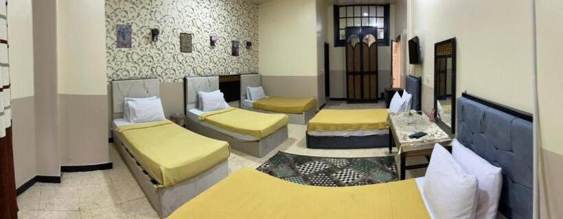 اتاق لوکس خانوادگی, One Season Hostel