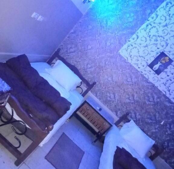 اتاق استاندارد, One Season Hostel