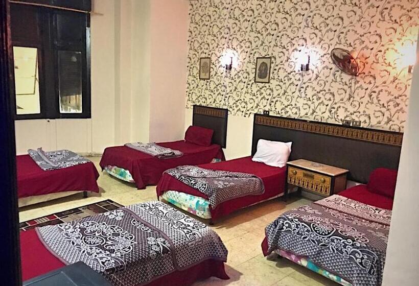 اتاق لوکس خانوادگی, One Season Hostel