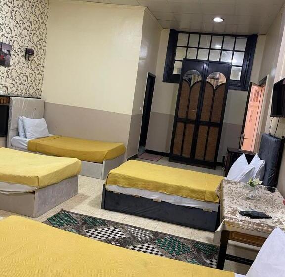 اتاق لوکس خانوادگی, One Season Hostel