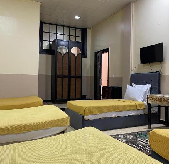 اتاق لوکس خانوادگی, One Season Hostel