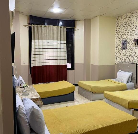 اتاق لوکس خانوادگی, One Season Hostel