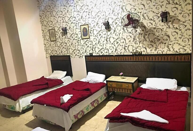 اتاق لوکس خانوادگی, One Season Hostel