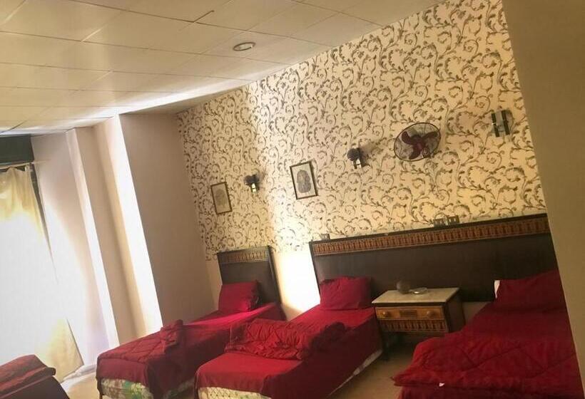 اتاق لوکس خانوادگی, One Season Hostel