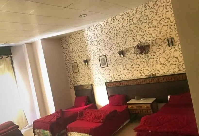 اتاق لوکس خانوادگی, One Season Hostel