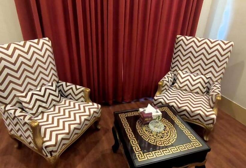 اتاق اجرایی سه نفره, The Holiday