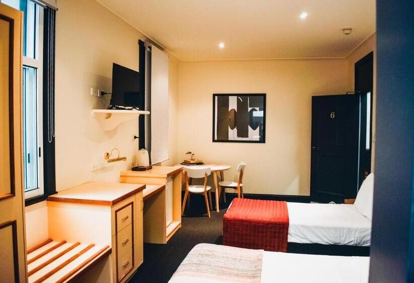 اتاق استاندارد سه نفره, The Sherwood