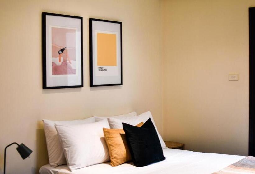 اتاق استاندارد سه نفره, The Sherwood