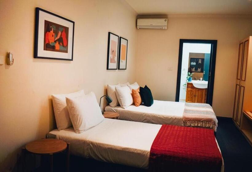 اتاق استاندارد سه نفره, The Sherwood