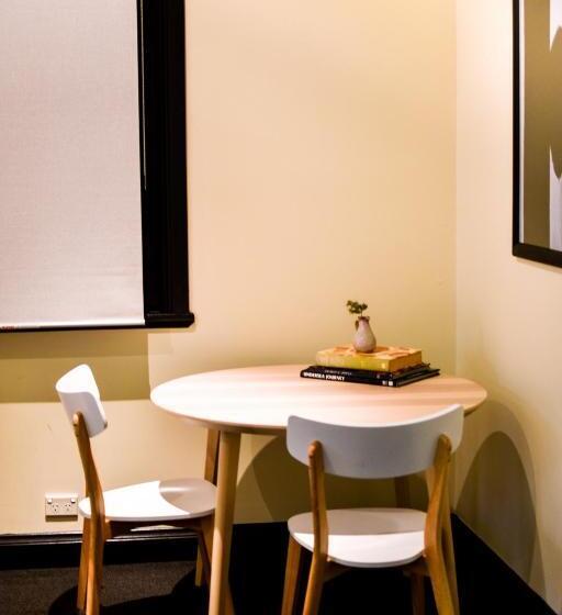 اتاق استاندارد سه نفره, The Sherwood