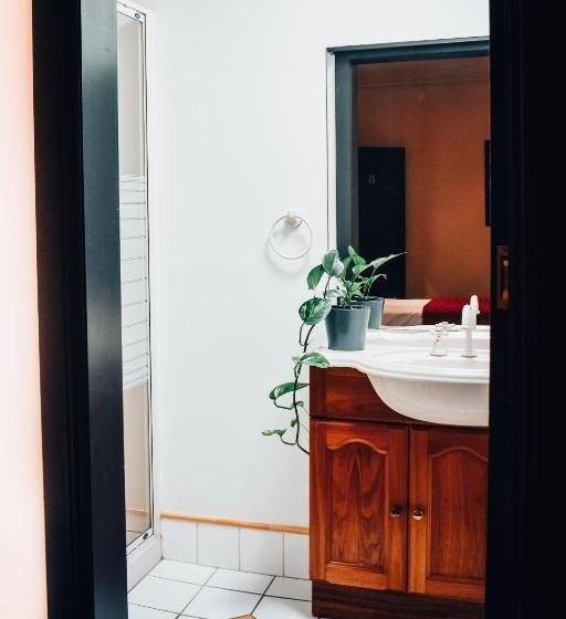 اتاق استاندارد سه نفره, The Sherwood