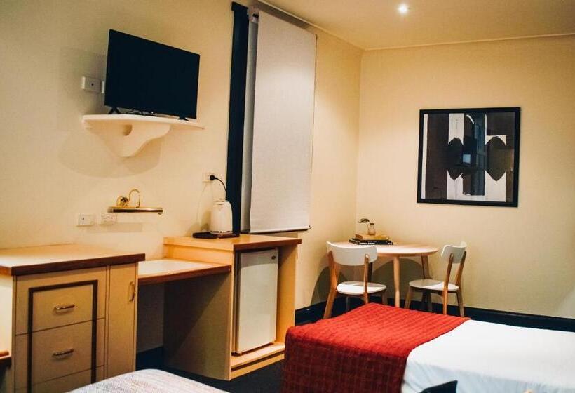 اتاق استاندارد سه نفره, The Sherwood