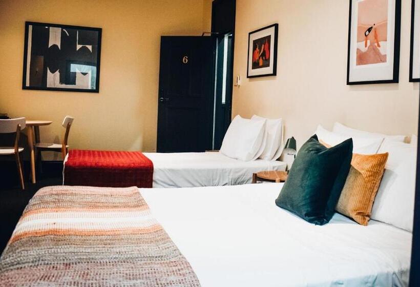 اتاق استاندارد سه نفره, The Sherwood