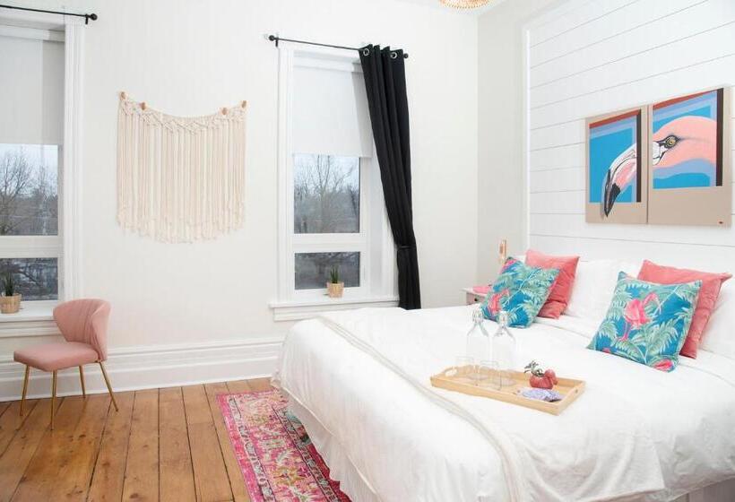 Standard Szoba King Size Bed, The Juniper Inn