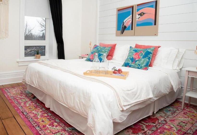 Standard Szoba King Size Bed, The Juniper Inn