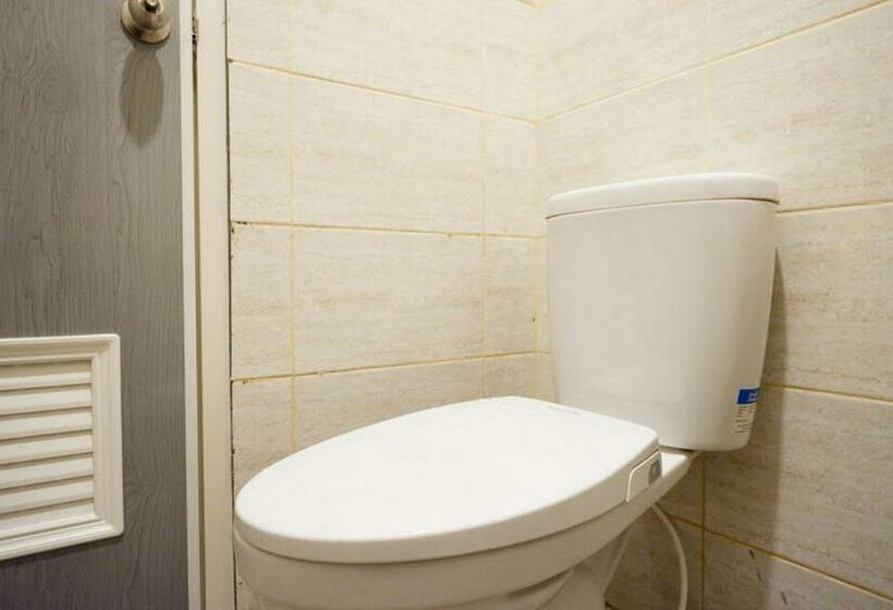Номер Economy, Reddoorz Plus Near Jogja City Mall 5