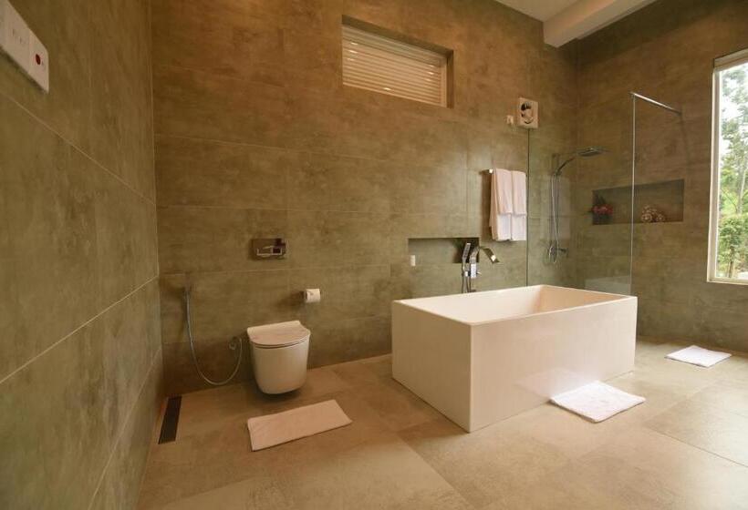 Superior Suite, Tip Top Boutique