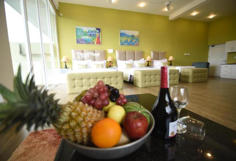 Superior Suite, Tip Top Boutique