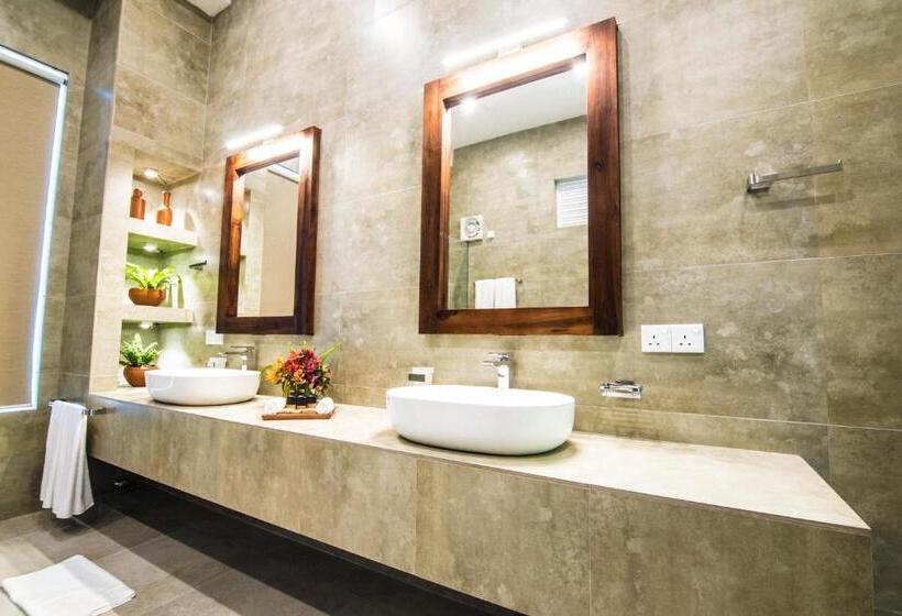 Superior Suite, Tip Top Boutique