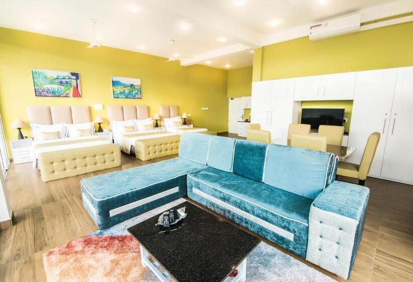 Superior Suite, Tip Top Boutique