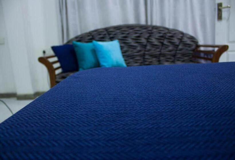 اتاق لوکس خانوادگی, Ella Walkers Nest