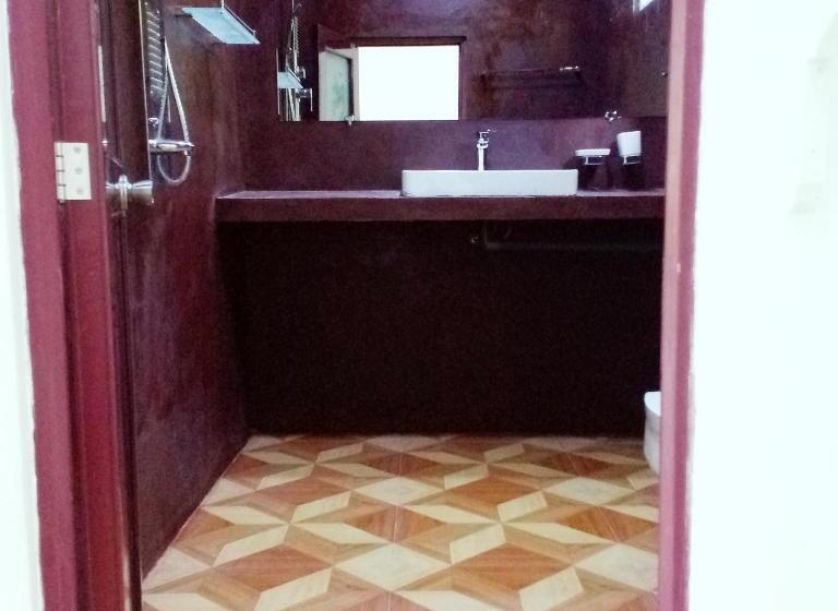 اتاق خانوادگی با چشمانداز کوه, Ella Walkers Nest