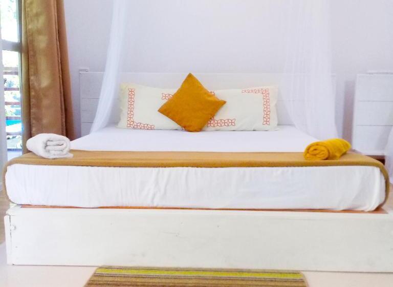 اتاق خانوادگی با چشمانداز کوه, Ella Walkers Nest