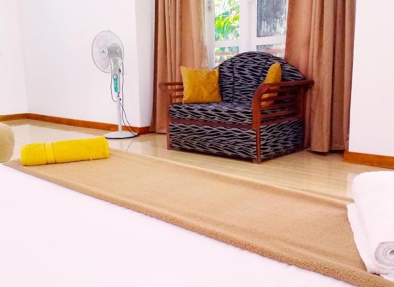 اتاق خانوادگی با چشمانداز کوه, Ella Walkers Nest